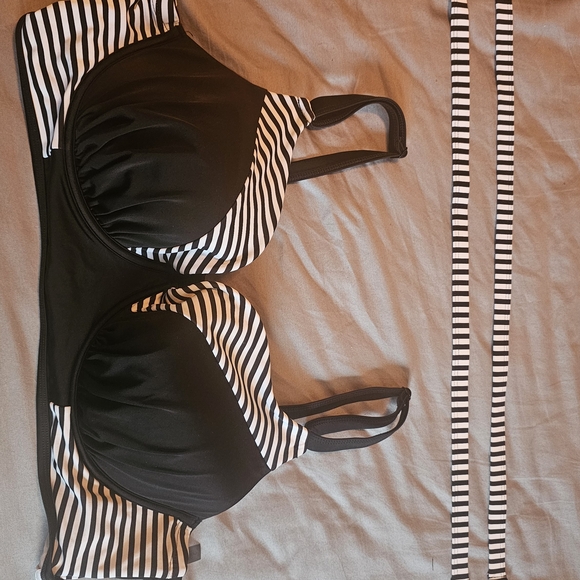 Torrid Black and White Striped Bikini Top - Picture 1 of 5